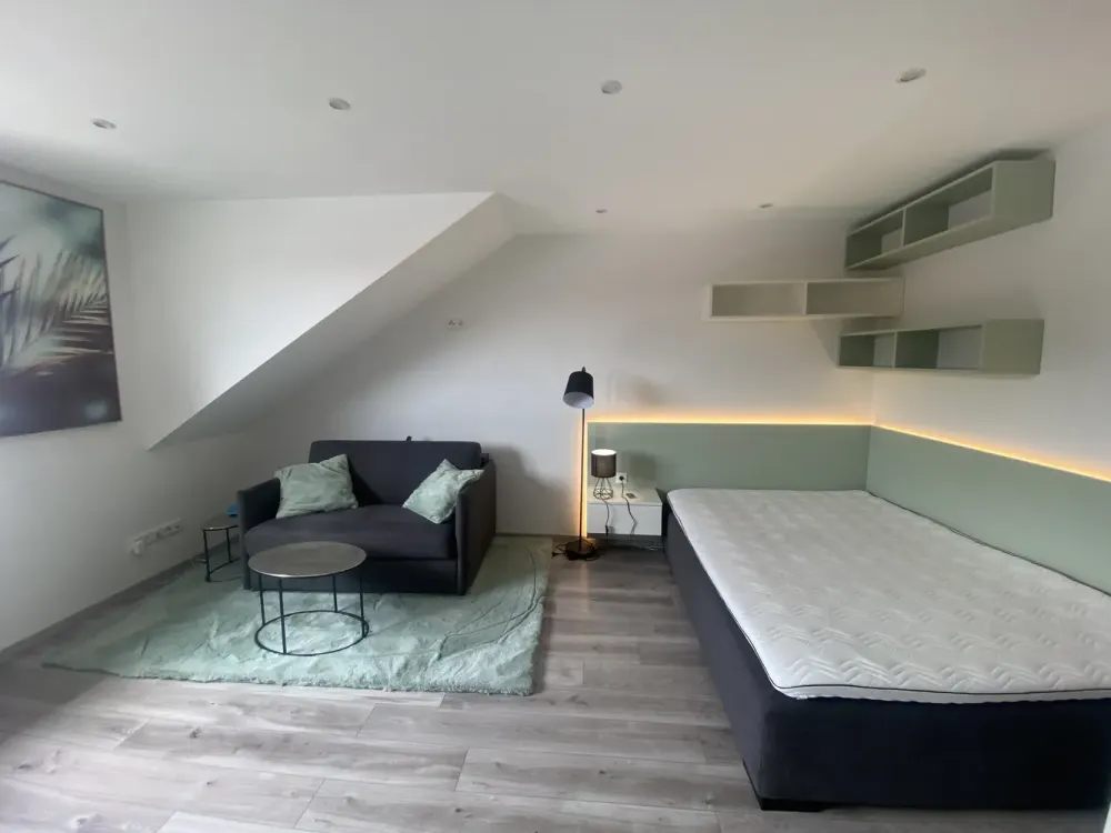 Möbliertes WG-Zimmer (15 m²) in Frankfurt Nieder-Erlenbach, All-Inclusive, ideal für Pendler & Ber