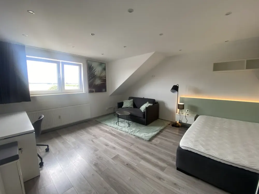 Möbliertes WG-Zimmer (15 m²) in Frankfurt Nieder-Erlenbach, All-Inclusive, ideal für Pendler & Ber