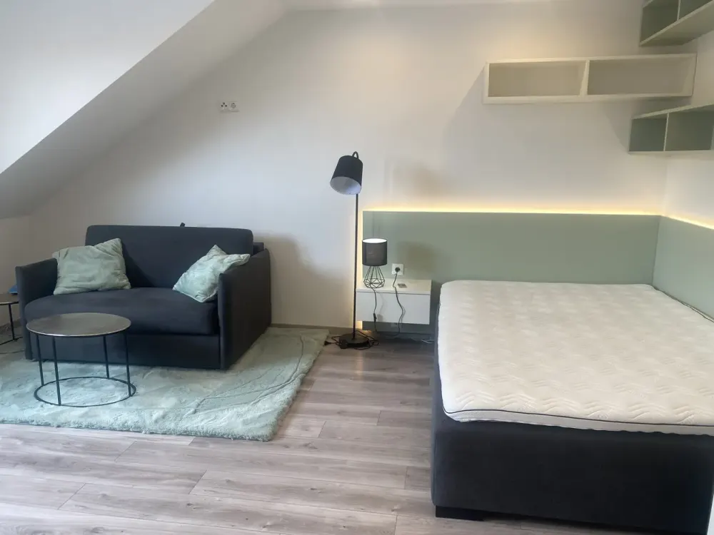 Möbliertes WG-Zimmer (15 m²) in Frankfurt Nieder-Erlenbach, All-Inclusive, ideal für Pendler & Ber