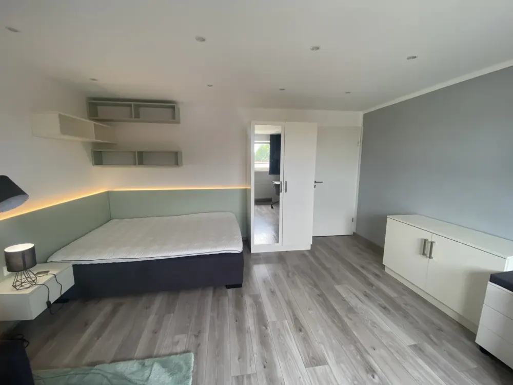 Möbliertes WG-Zimmer (15 m²) in Frankfurt Nieder-Erlenbach, All-Inclusive, ideal für Pendler & Ber