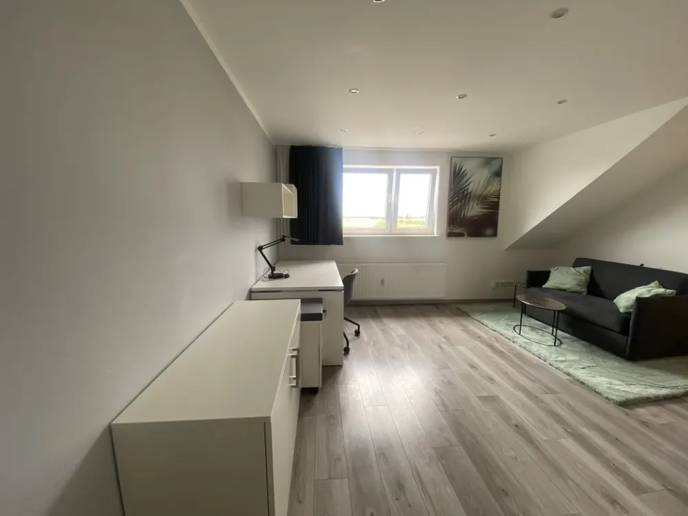Möbliertes WG-Zimmer (15 m²) in Frankfurt Nieder-Erlenbach, All-Inclusive, ideal für Pendler & Ber