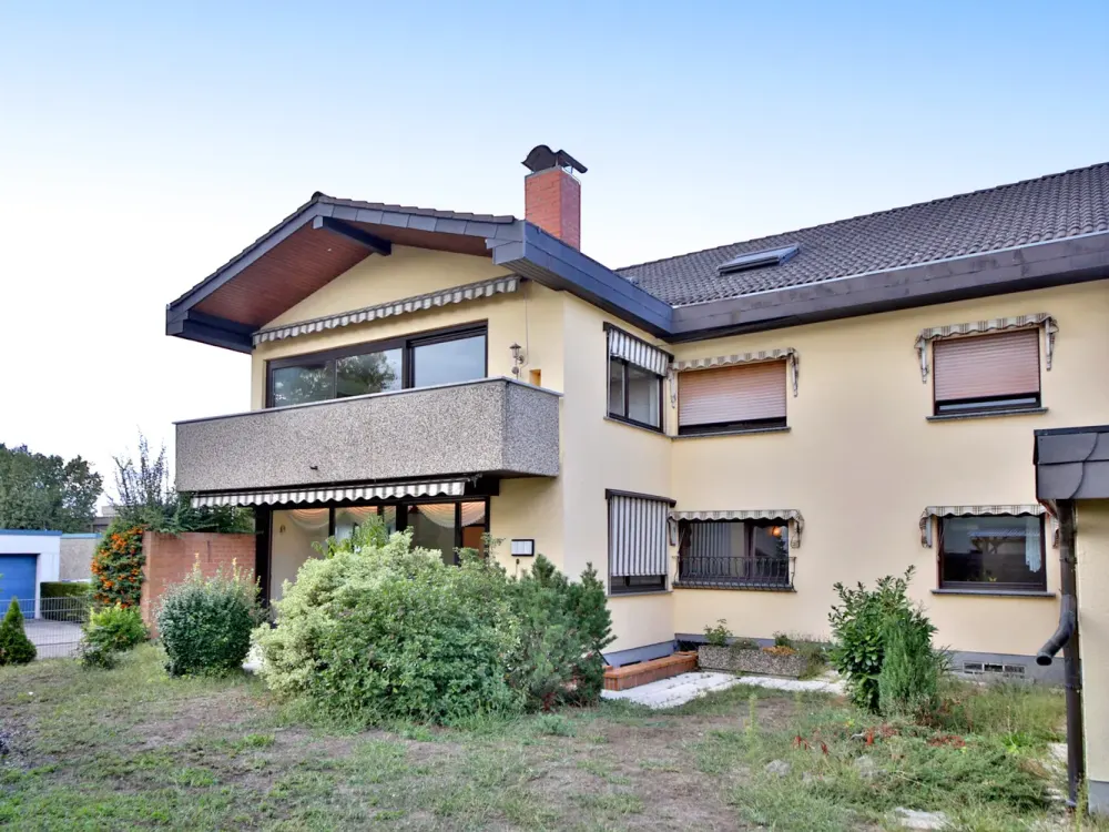 Spacious 3-Room Rental Apartment with Garden and Terrace in a Compact 3-Unit Building