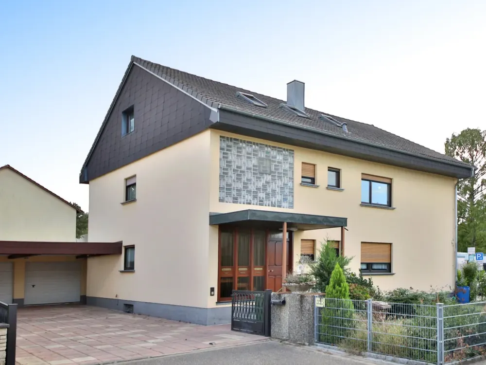 Spacious 3-Room Rental Apartment with Garden and Terrace in a Compact 3-Unit Building