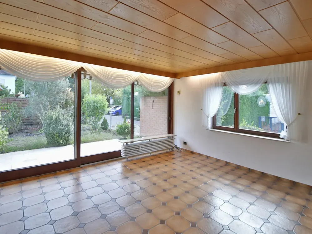 Spacious 3-Room Rental Apartment with Garden and Terrace in a Compact 3-Unit Building