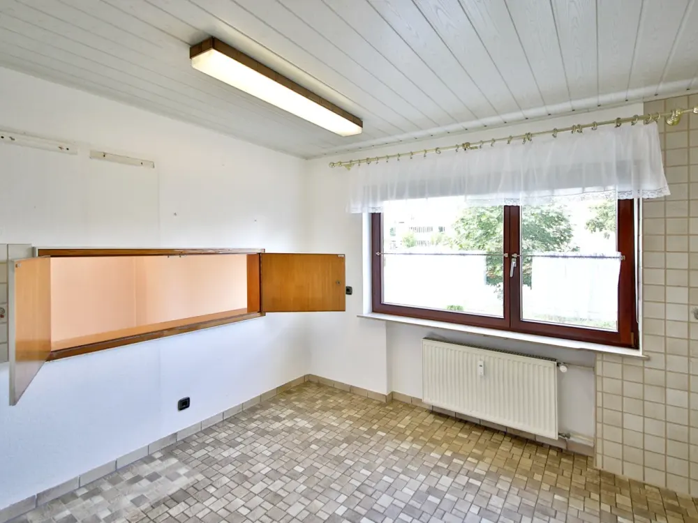 Spacious 3-Room Rental Apartment with Garden and Terrace in a Compact 3-Unit Building