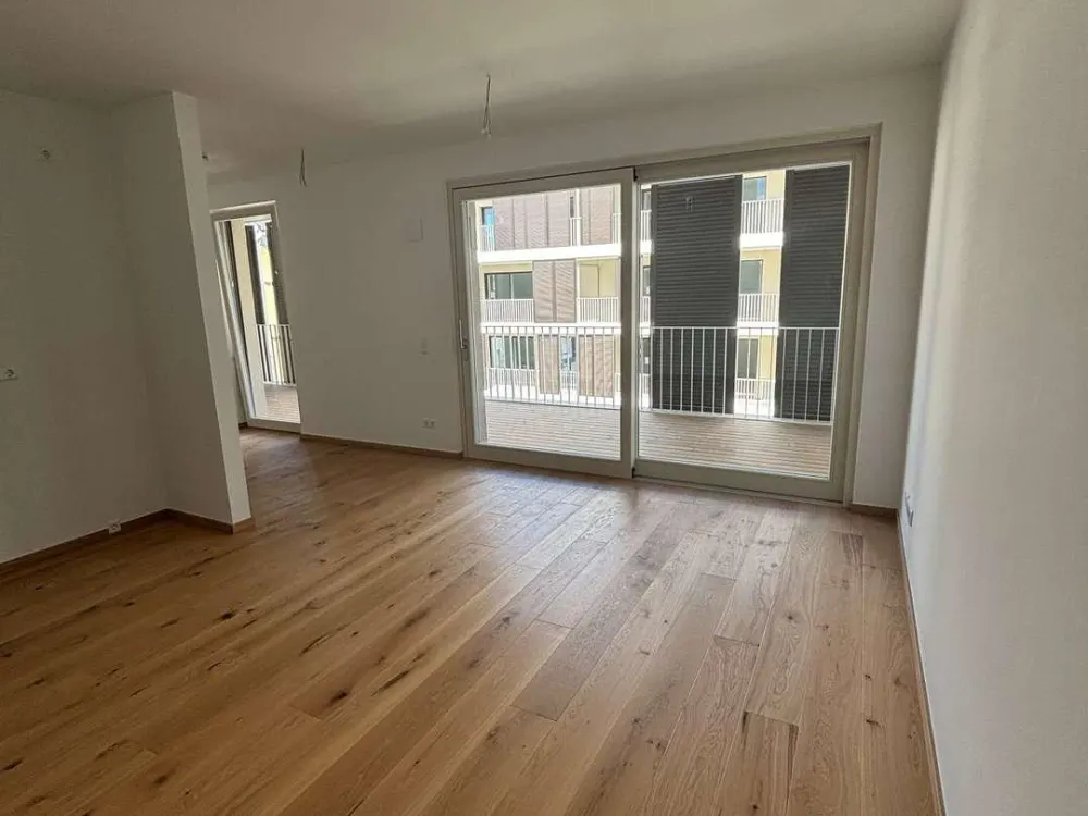 Erstbezug am bayr. Bahnhof - Wohnung mit großem Balkon & Duschbad