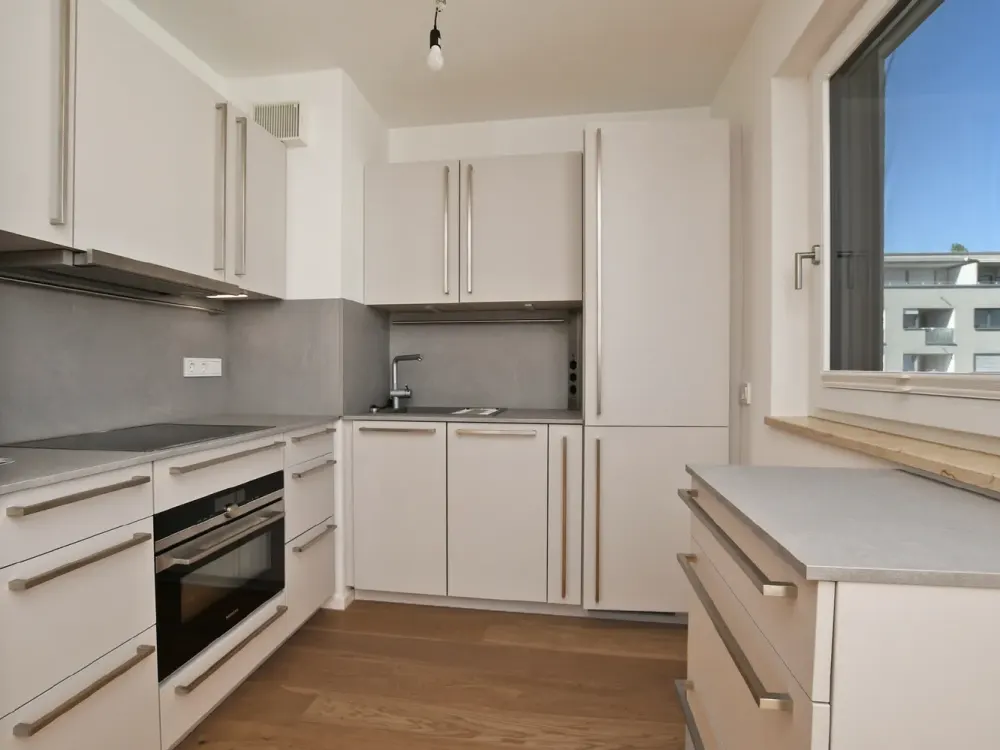 AIGNER - Hochwertige 2-Zimmer-Wohnung in Bogenhausen mit Einbauküche, Loggia & Tiefgarage
