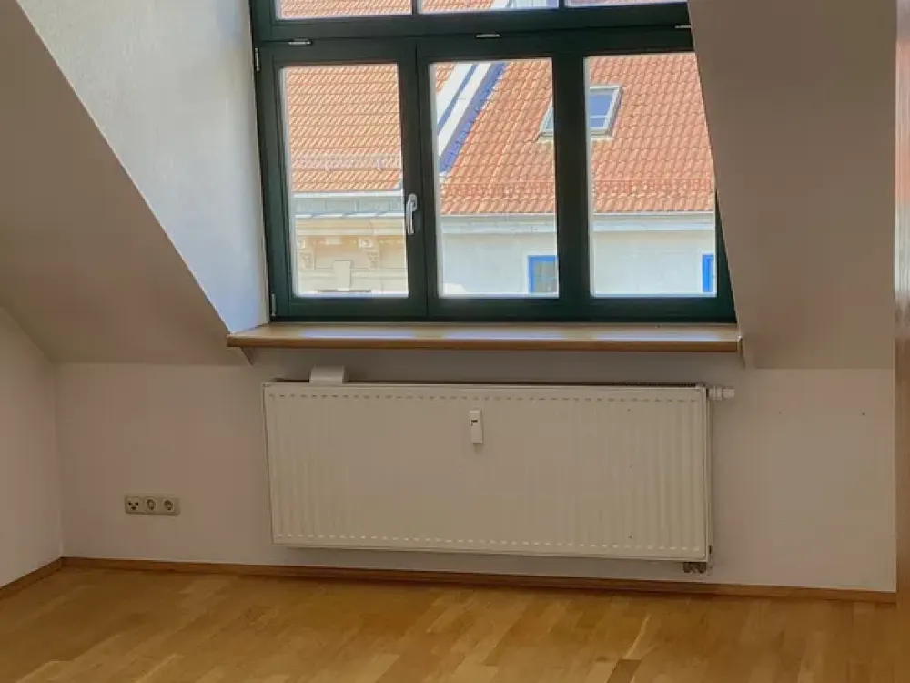 3 Raum Wohnung im Dachgeschoss mit Einbauküche in Sanierung