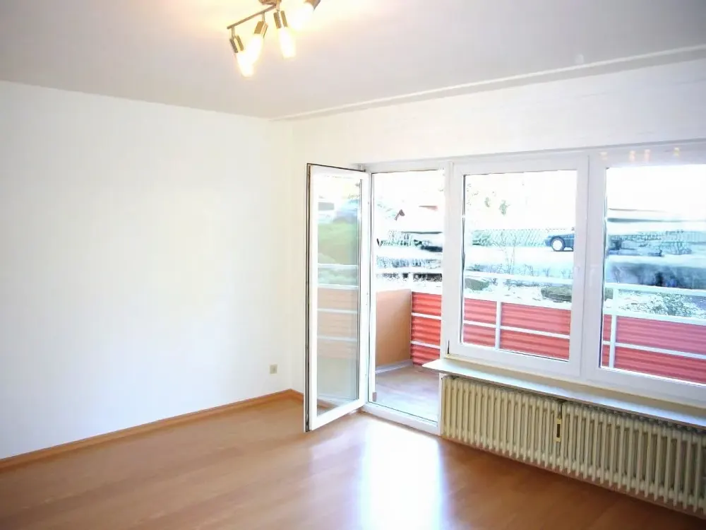 Very nice student apartment with fitted kitchen and large balcony. Dudweiler-Süd, only 10 min to the university!