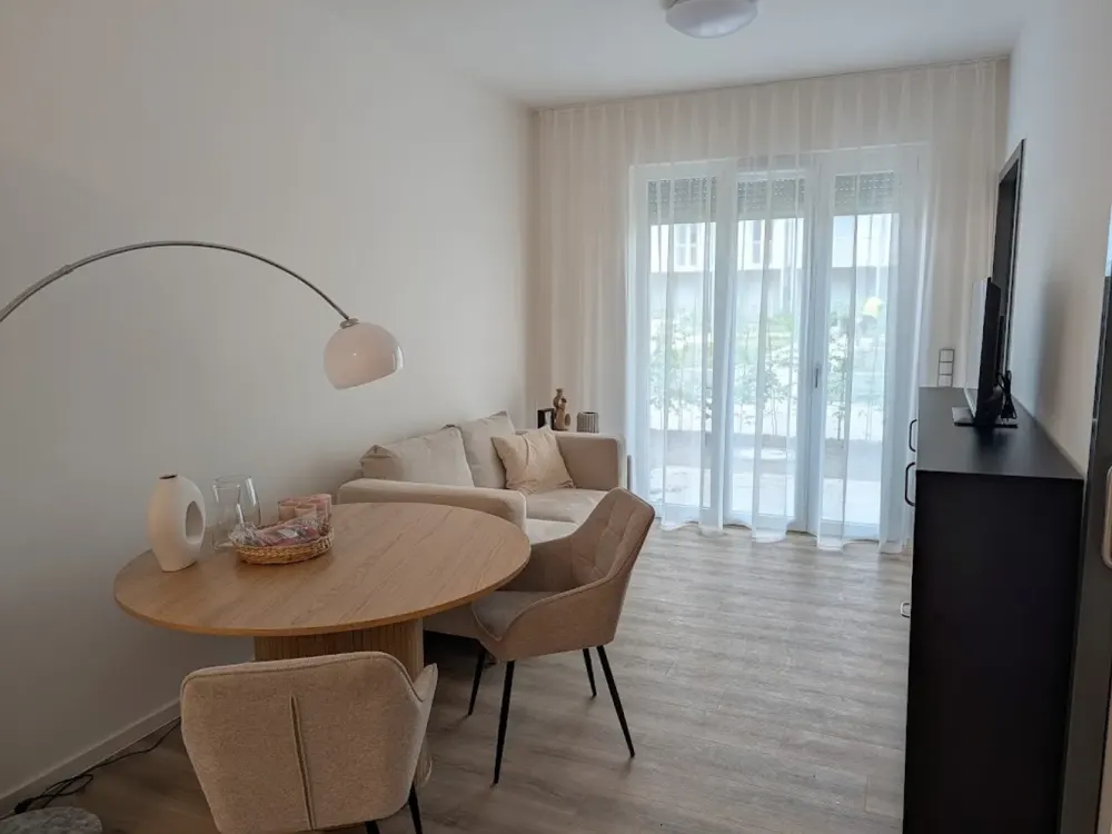 Iranische Straße 4b, 2 Zimmer, 3.OG, Links 7