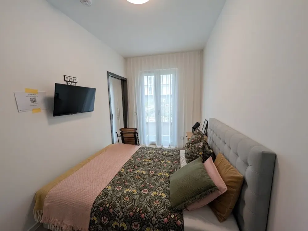Iranische Straße 4b, 2 Zimmer, 3.OG, Links 7