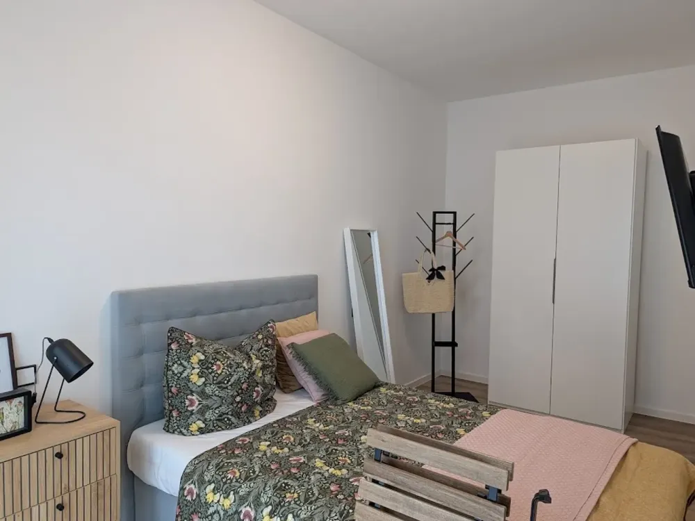 Iranische Straße 4b, 2 Zimmer, 3.OG, Links 7