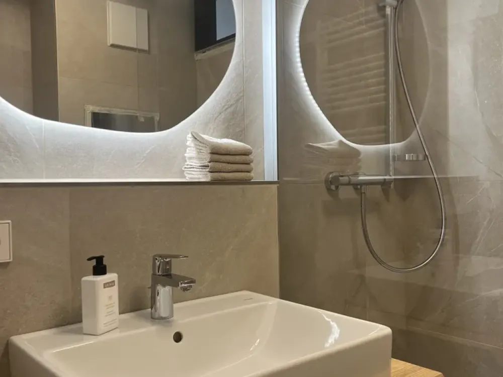 Modernisierte und möblierte 2,5-Zimmer-Wohnung mit Balkon und Stellplatz in Kressbronn