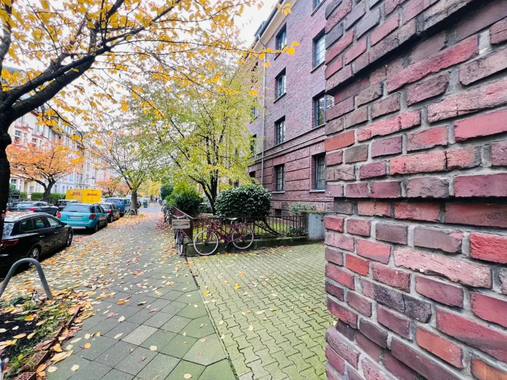 MODERNE TRIFFT ALTBAU-CHARME! _ 4 RÄUME, 2 BÄDER, EINBAUKÜCHE U. DACHTERRASSE IM HERZEN DÜSSELDORFS!
