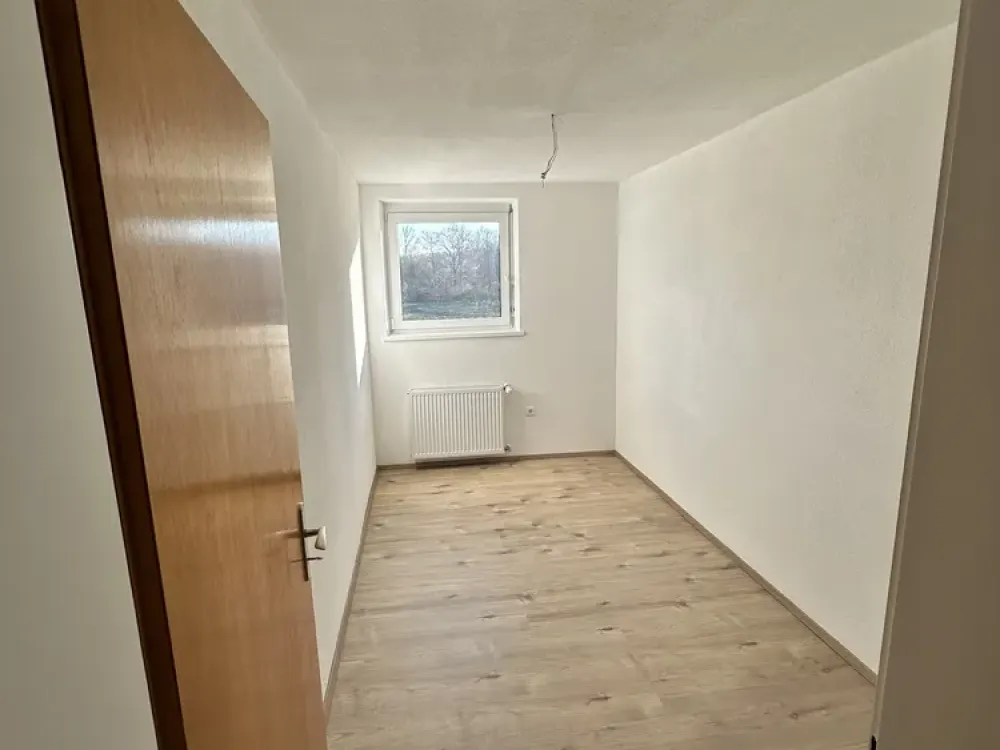 Erstbezug nach Kernsanierung: Moderne 3-Zimmer-Wohnung mit Balkon, Garten & Stellplatz