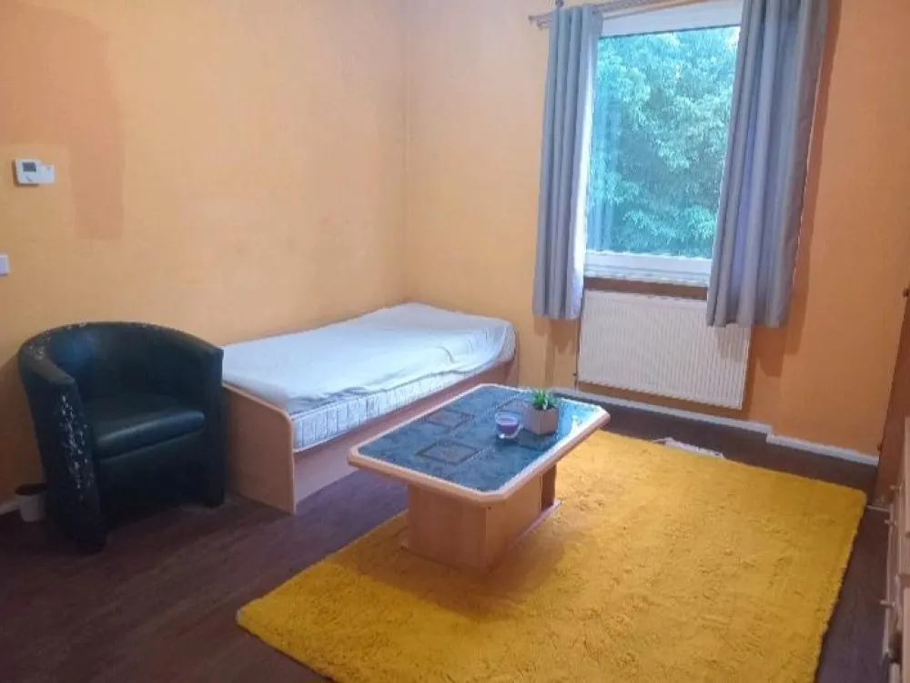 1 Zimmer WG + (Küche, Bad, Balkon, Badewanne)
