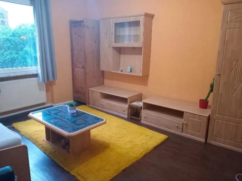 1 Zimmer WG + (Küche, Bad, Balkon, Badewanne)