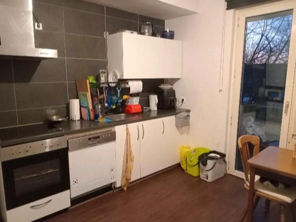 1 Zimmer WG + (Küche, Bad, Balkon, Badewanne)