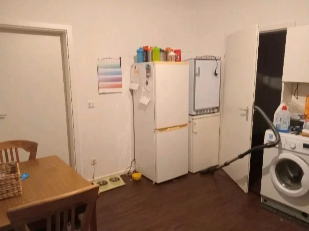 1 Zimmer WG + (Küche, Bad, Balkon, Badewanne)