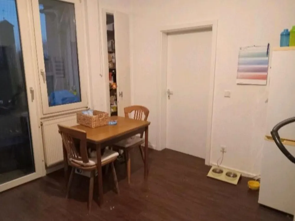 1 Zimmer WG + (Küche, Bad, Balkon, Badewanne)