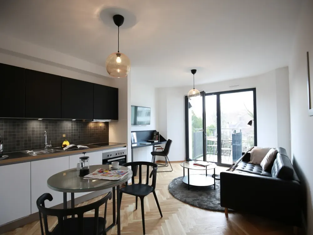 VARIABEL BEZUGSFREI: ZENTRUMNAHES, MÖBLIERTES ZWEI-ZIMMER-APARTMENT