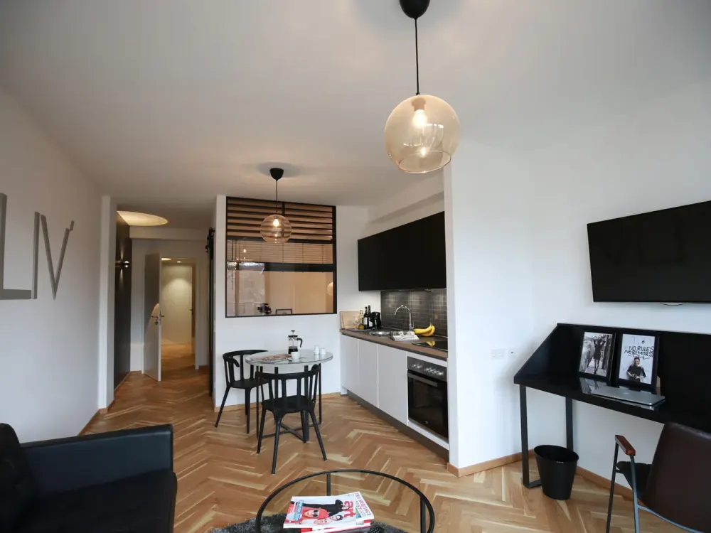 VARIABEL BEZUGSFREI: ZENTRUMNAHES, MÖBLIERTES ZWEI-ZIMMER-APARTMENT