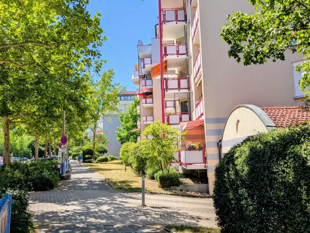 Sonnige 2-Zimmer-Wohnung mit großem Balkon, Einbauküche, U-Bahn