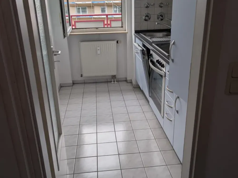 Sonnige 2-Zimmer-Wohnung mit großem Balkon, Einbauküche, U-Bahn