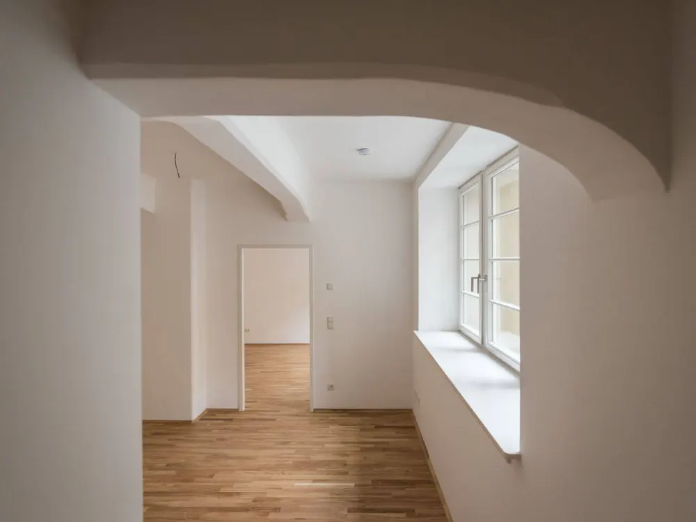 SCHÖNE 3-RAUM-WOHNUNG IM SOUTERRAIN IN OPTIMALER CITYLAGE IM GRAFISCHEN HOF - WOHNEN IM LOFTSTIL