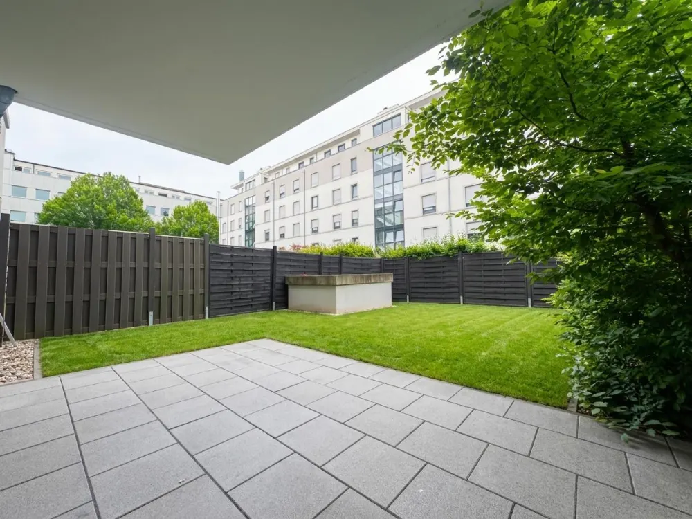 Diese hochwertig renovierte 2-Zimmer-Wohnung mit ca. 83,35 m² Wohnfläche befindet sich im Erdgeschoss eines modernen Neubaugebäudes. Sie bietet ein komfortables Zuhause mit moderner Ausstattung...