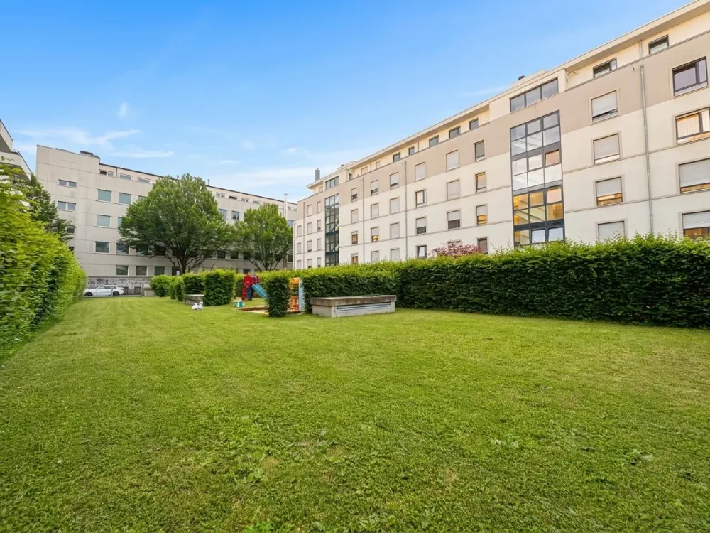 Diese hochwertig renovierte 2-Zimmer-Wohnung mit ca. 83,35 m² Wohnfläche befindet sich im Erdgeschoss eines modernen Neubaugebäudes. Sie bietet ein komfortables Zuhause mit moderner Ausstattung...
