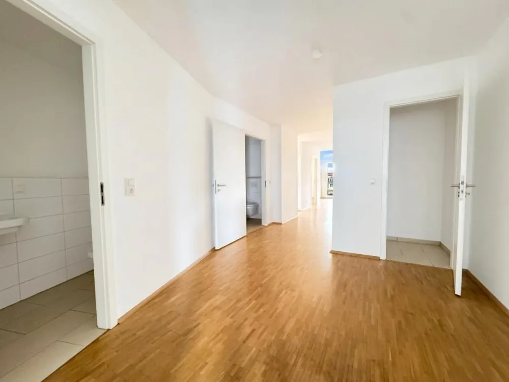 Diese hochwertig renovierte 2-Zimmer-Wohnung mit ca. 83,35 m² Wohnfläche befindet sich im Erdgeschoss eines modernen Neubaugebäudes. Sie bietet ein komfortables Zuhause mit moderner Ausstattung...