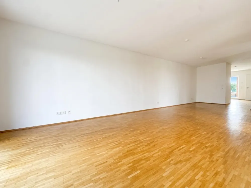 Diese hochwertig renovierte 2-Zimmer-Wohnung mit ca. 83,35 m² Wohnfläche befindet sich im Erdgeschoss eines modernen Neubaugebäudes. Sie bietet ein komfortables Zuhause mit moderner Ausstattung...
