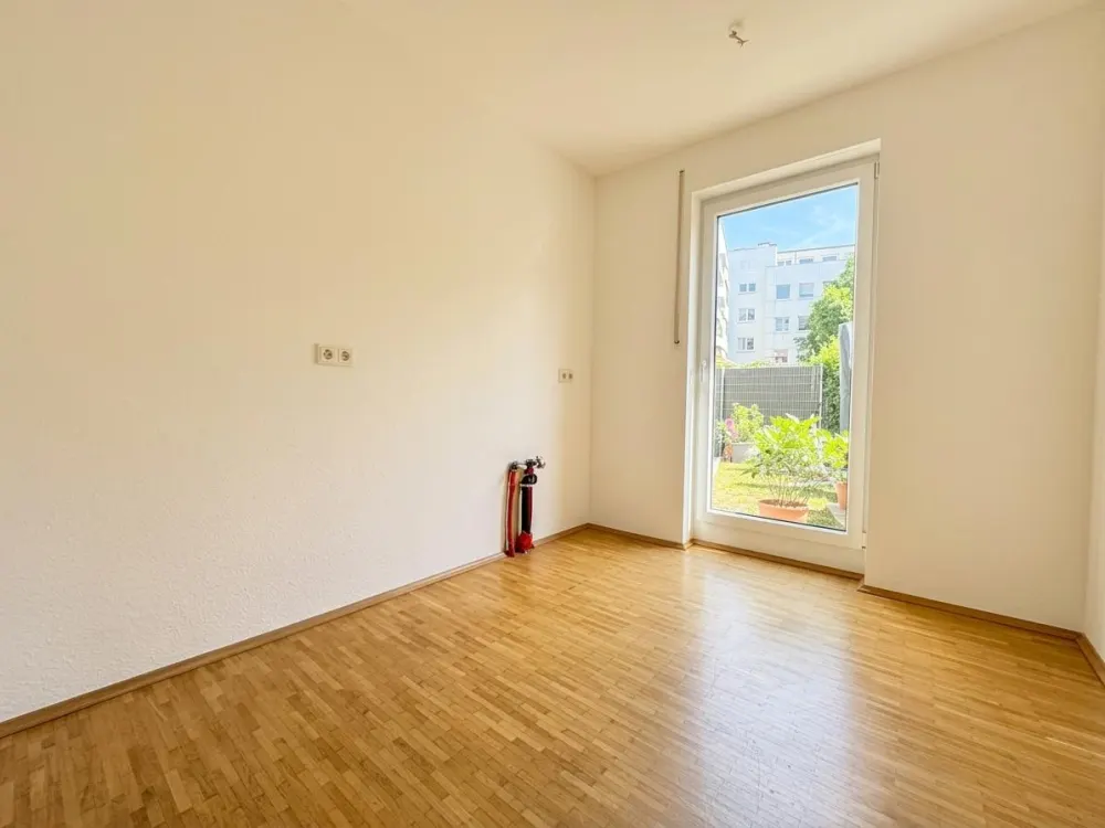 Diese hochwertig renovierte 2-Zimmer-Wohnung mit ca. 83,35 m² Wohnfläche befindet sich im Erdgeschoss eines modernen Neubaugebäudes. Sie bietet ein komfortables Zuhause mit moderner Ausstattung...