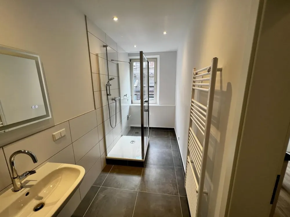 Stilvolle 2-Zimmer-Altbauwohnung, frisch renoviert mit moderner EBK; WG Geeignet