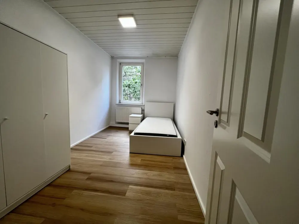 Stilvolle 2-Zimmer-Altbauwohnung, frisch renoviert mit moderner EBK; WG Geeignet