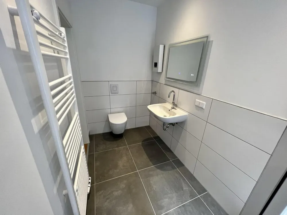 Stilvolle 2-Zimmer-Altbauwohnung, frisch renoviert mit moderner EBK; WG Geeignet