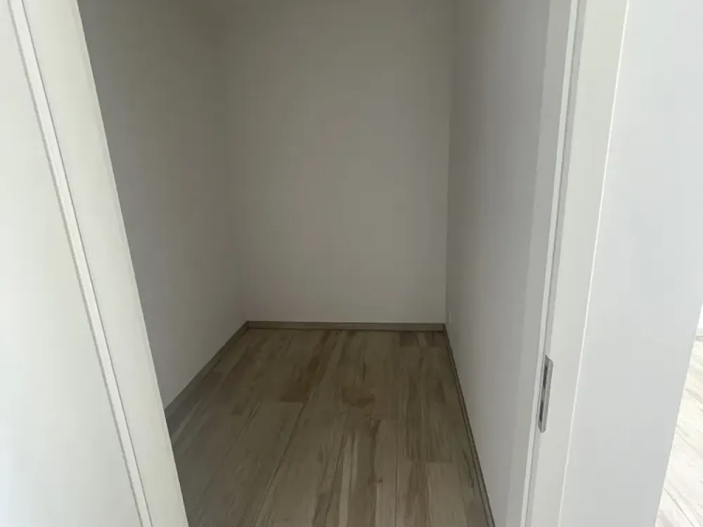 شقة مشرقة من 3 غرف مع مطبخ مفتوح وتصميم حديث