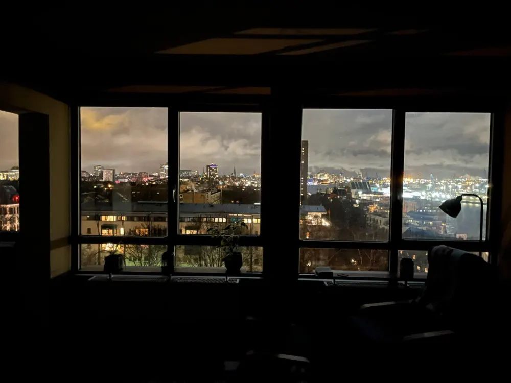 Stilvolle möblierte 2-Zimmer-Wohnung mit traumhaftem Hafenblick