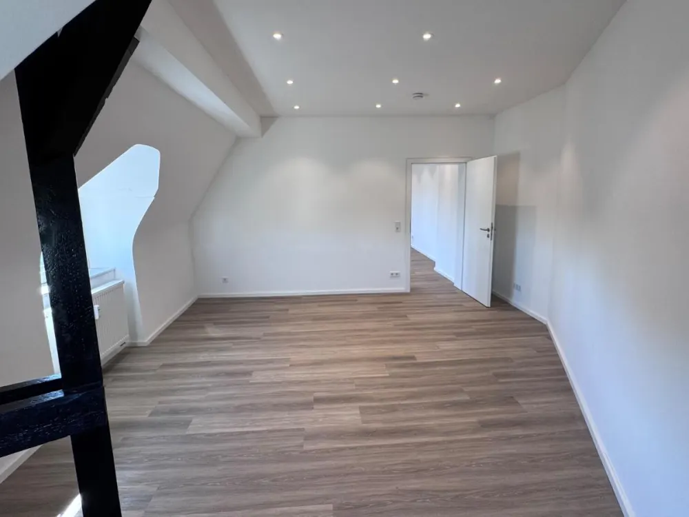 Sanierte 2,5 Zimmer- Dachgeschosswohnung mit Loftcharakter
