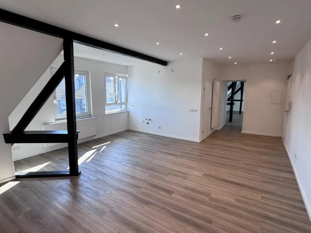 Sanierte 2,5 Zimmer- Dachgeschosswohnung mit Loftcharakter
