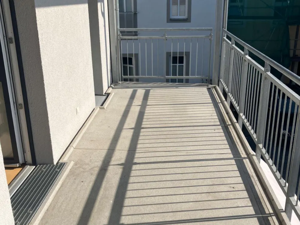 helle 2-Raum-Wohnung mit großem Balkon und EBK