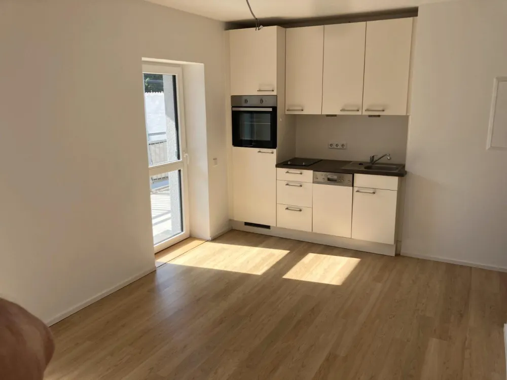 helle 2-Raum-Wohnung mit großem Balkon und EBK