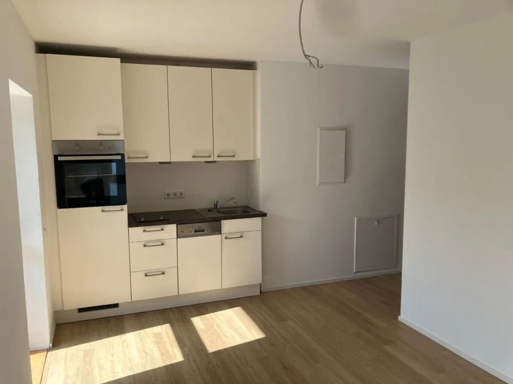 helle 2-Raum-Wohnung mit großem Balkon und EBK