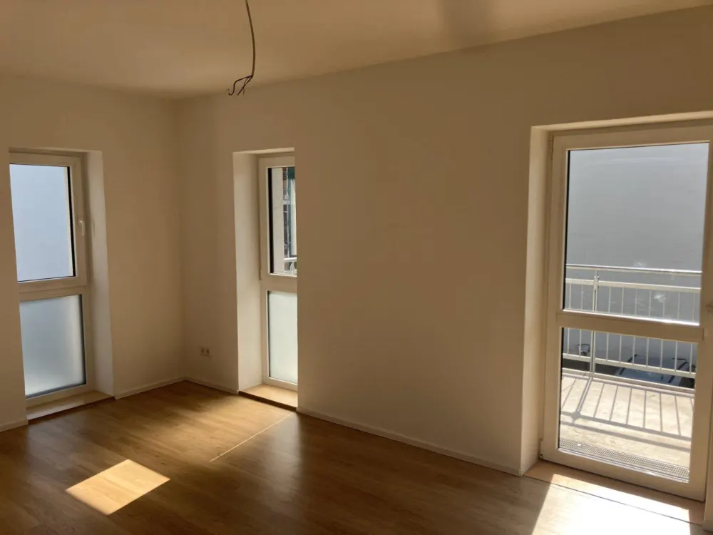 helle 2-Raum-Wohnung mit großem Balkon und EBK