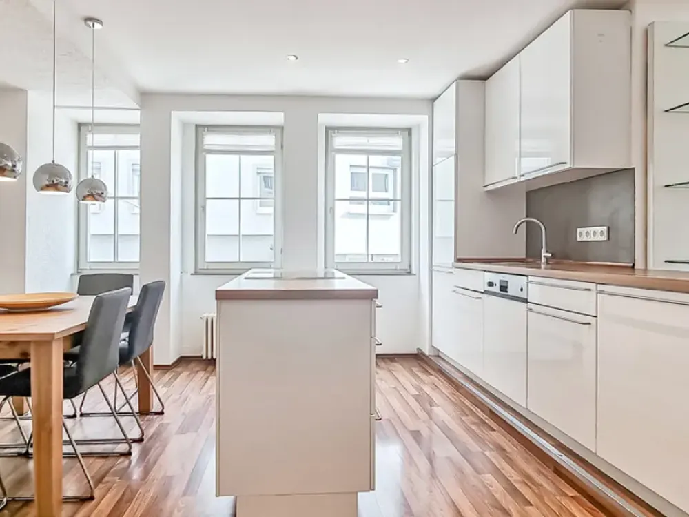Möbliert - Schmuckstück in Möhringen, offene und große 2 Zimmer Wohnung mit 2 Bäder und Stellplatz b