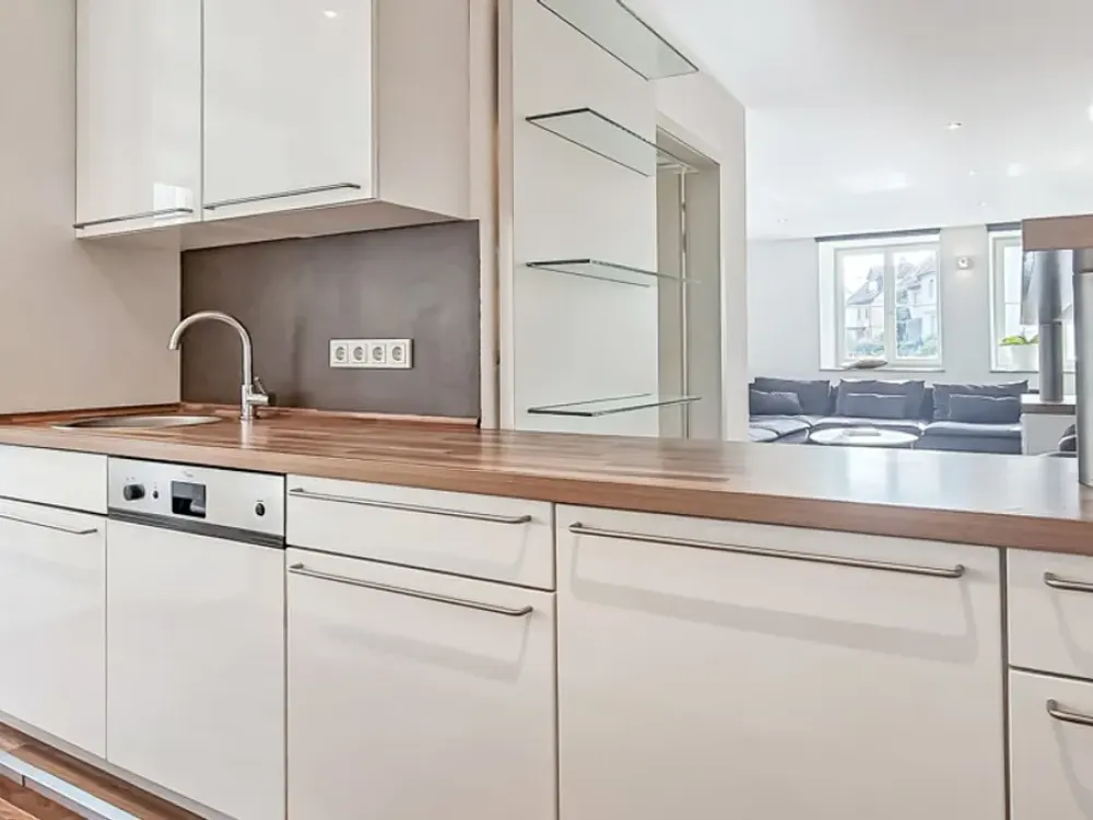 Möbliert - Schmuckstück in Möhringen, offene und große 2 Zimmer Wohnung mit 2 Bäder und Stellplatz b