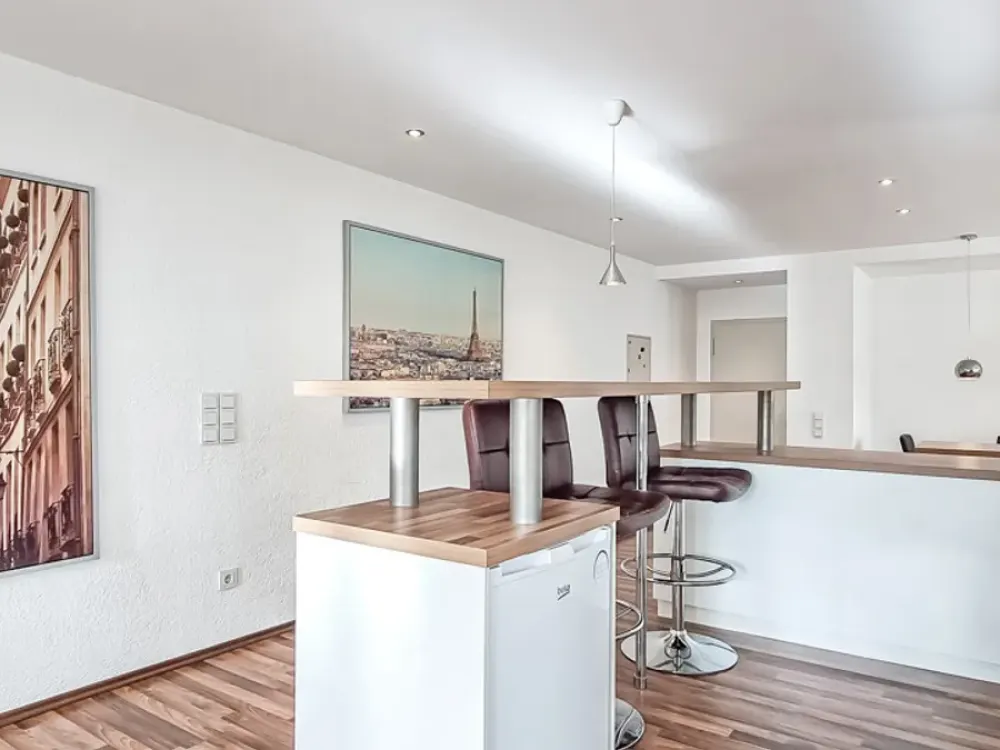 Möbliert - Schmuckstück in Möhringen, offene und große 2 Zimmer Wohnung mit 2 Bäder und Stellplatz b