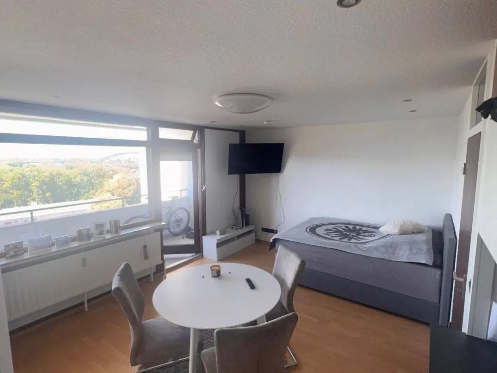 Lichtdurchflutetes Single-Apartment im 8. OG: Vollmöbiliert mit Balkon & Stellplatz