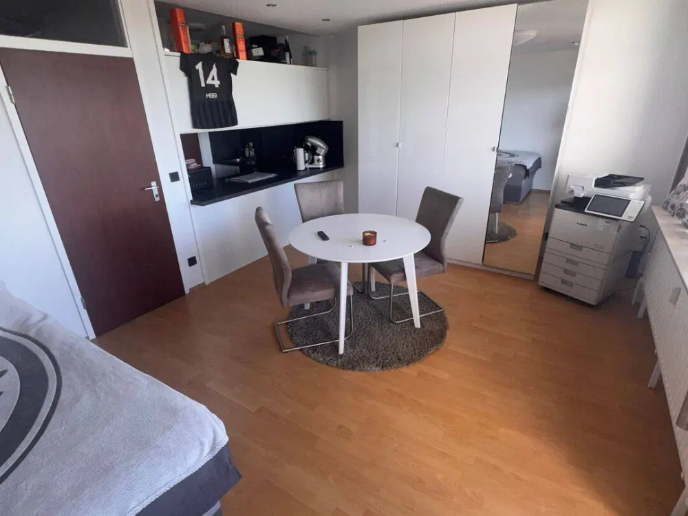 Lichtdurchflutetes Single-Apartment im 8. OG: Vollmöbiliert mit Balkon & Stellplatz